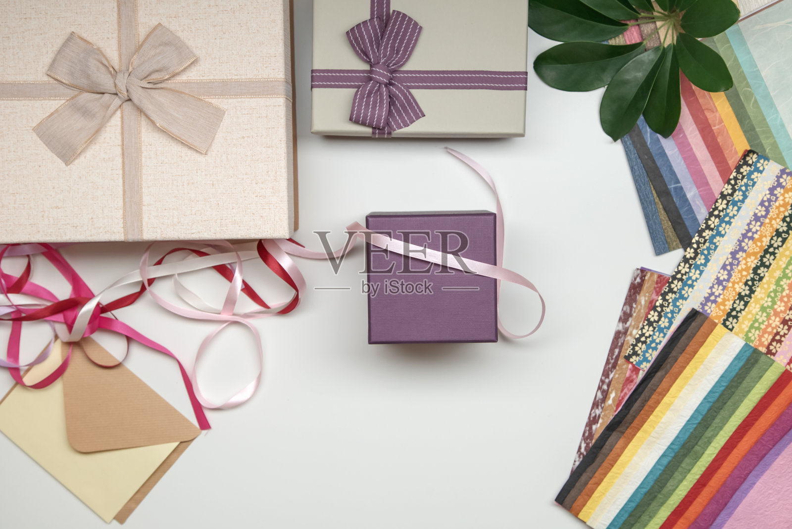 所有的礼物包装都是白色的背景。带蝴蝶结的礼物盒。彩带和彩色纸。照片摄影图片