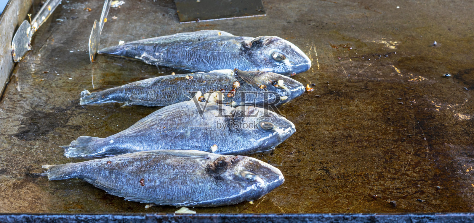 烤架上美味的鱼照片摄影图片