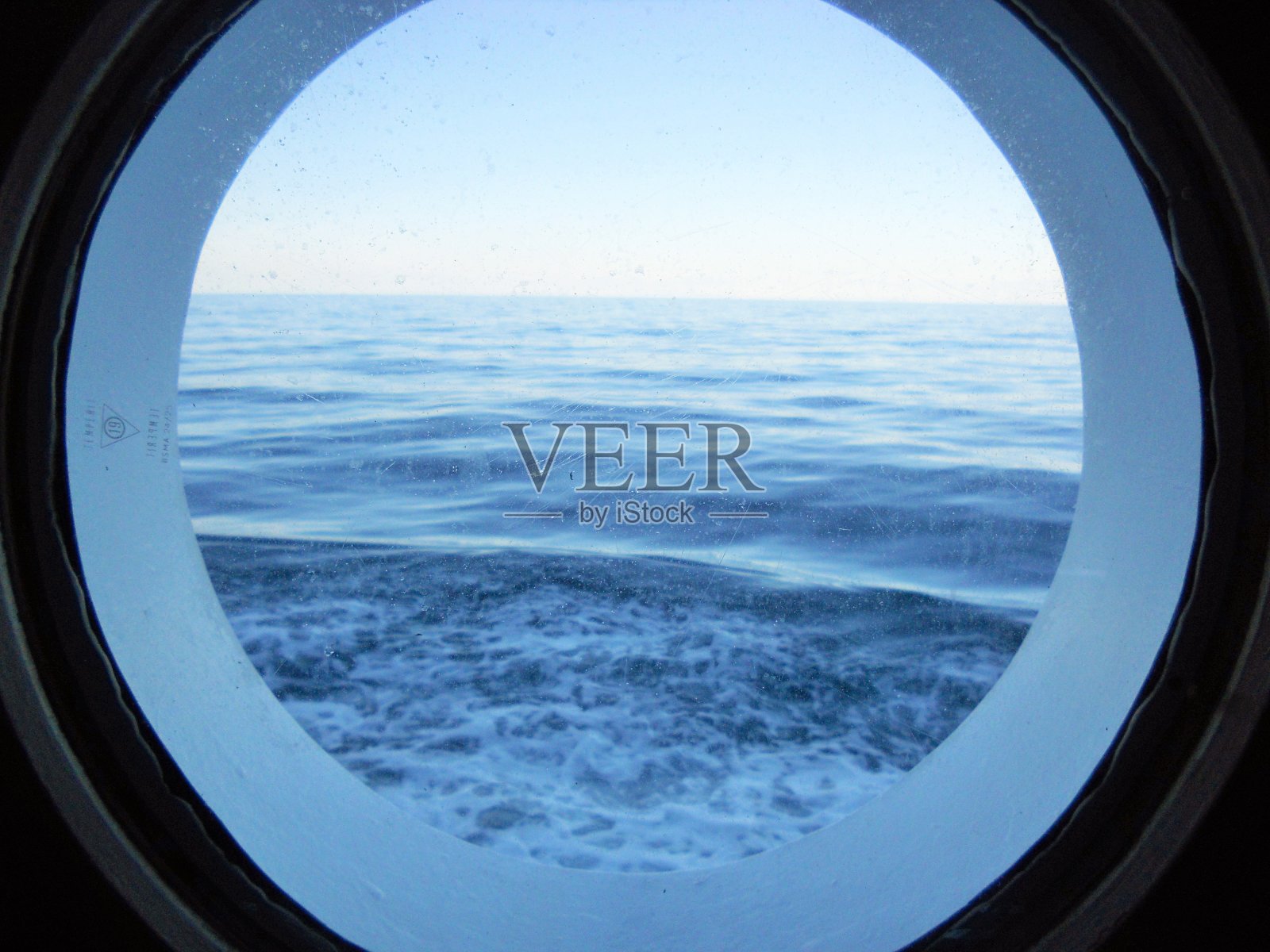 从一艘船的圆形船舱窗户看大海在意大利照片照片摄影图片