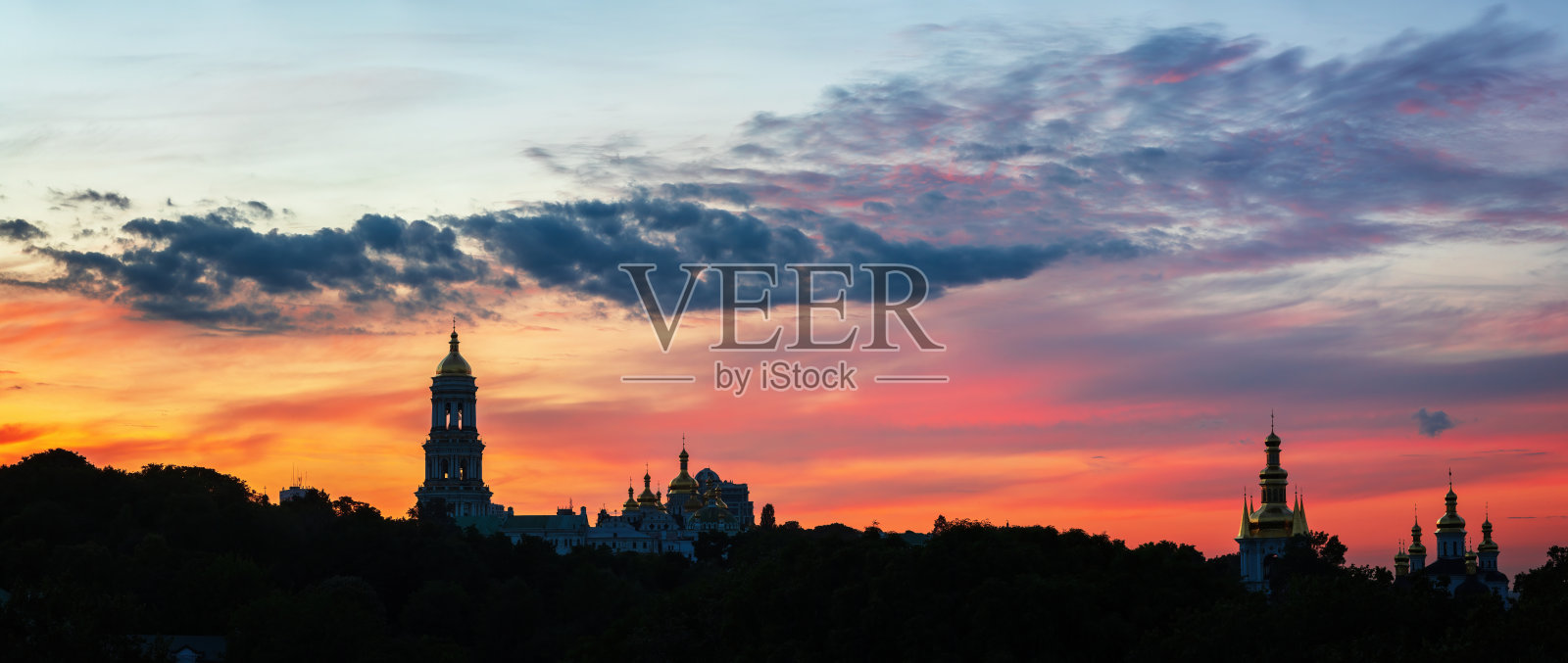 基辅佩切尔斯克拉夫拉，历史悠久的东正教修道院，夕阳下的基辅，乌克兰照片摄影图片