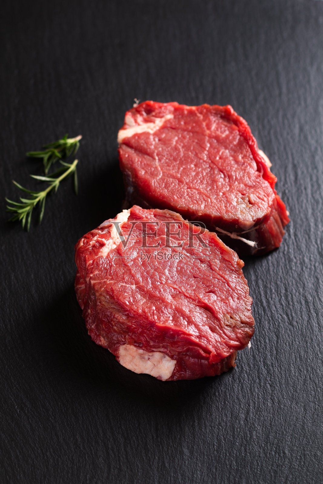 食物概念有机菲力牛排生牛肉在黑色板板与拷贝空间照片摄影图片