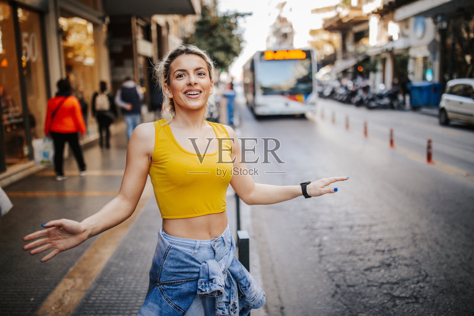 正在寻找一辆出租车照片摄影图片