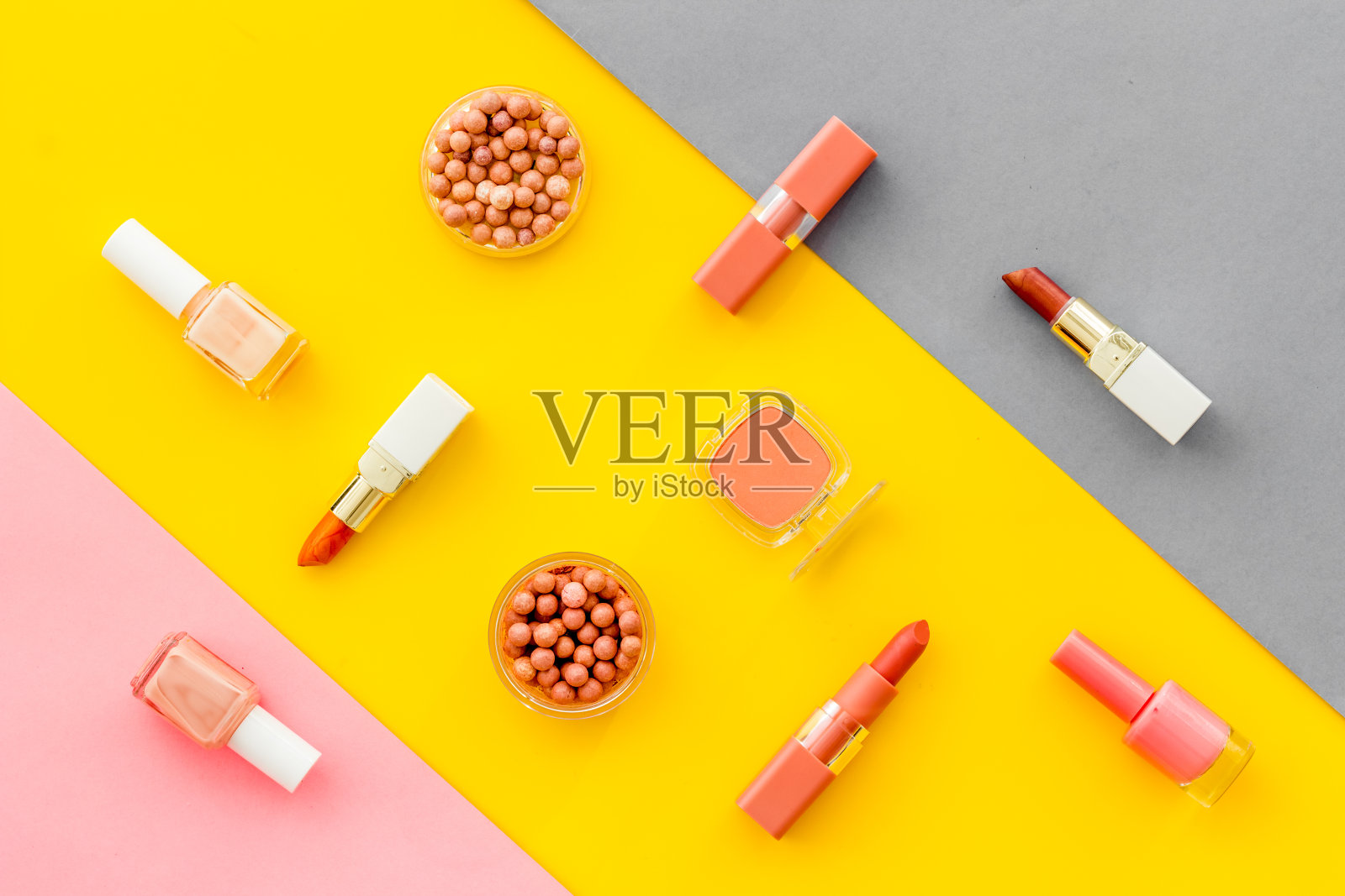 推出多色化妆品-粉末状遮瑕膏、眼影、唇膏。俯视图照片摄影图片