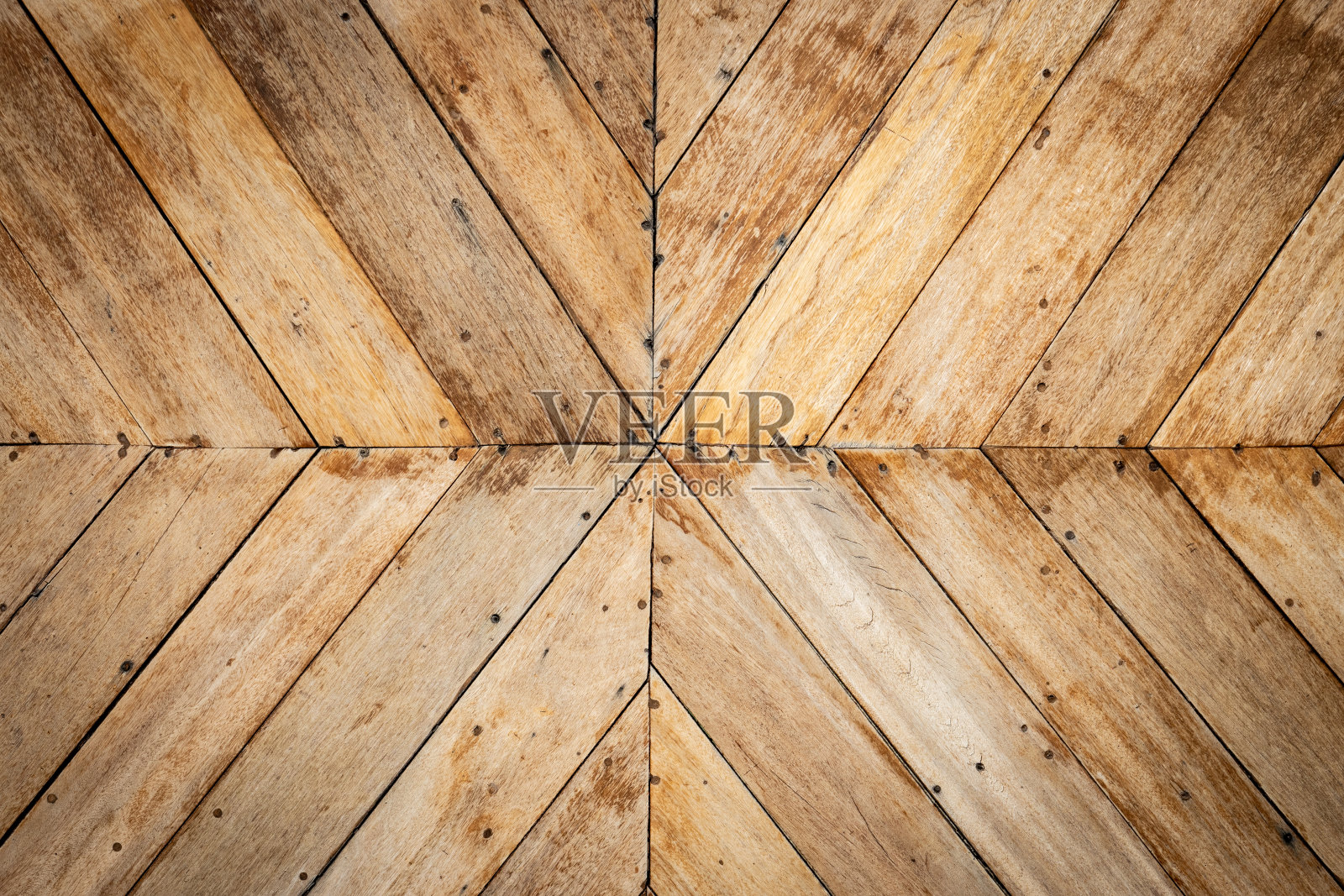 无缝棕色木材在箭头或人字形图案的中心。俯视图照片摄影图片