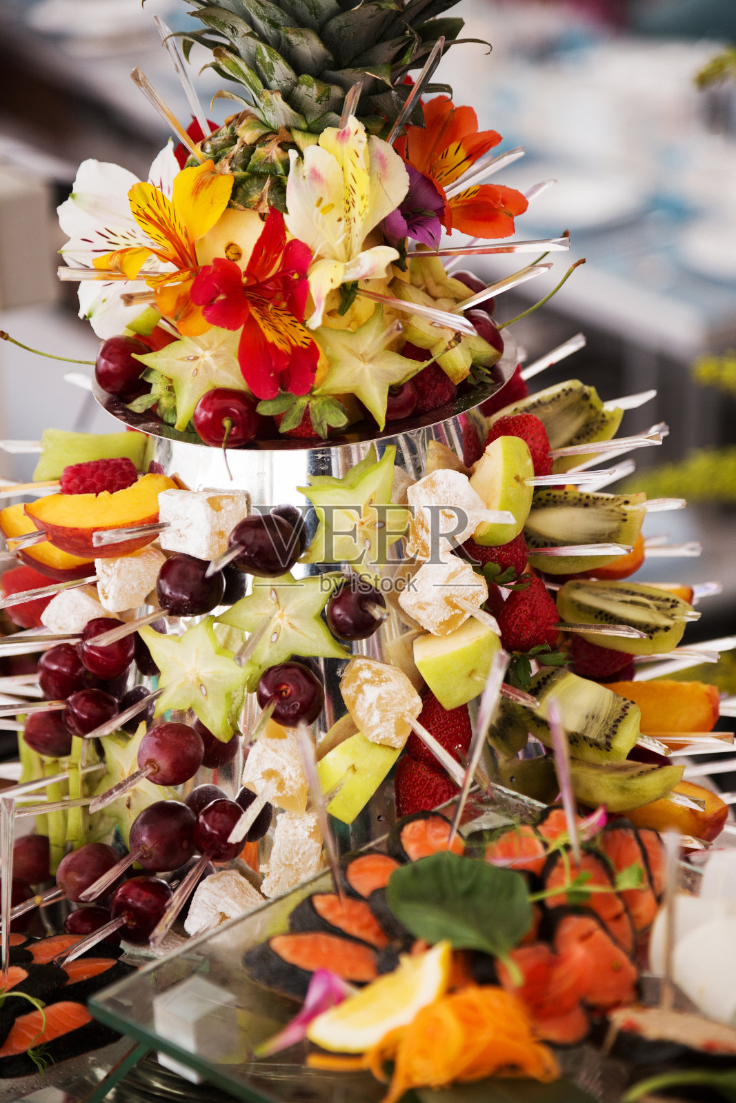 将节日的开胃菜搭配在盘中，选择性集中。节日的自助餐照片摄影图片