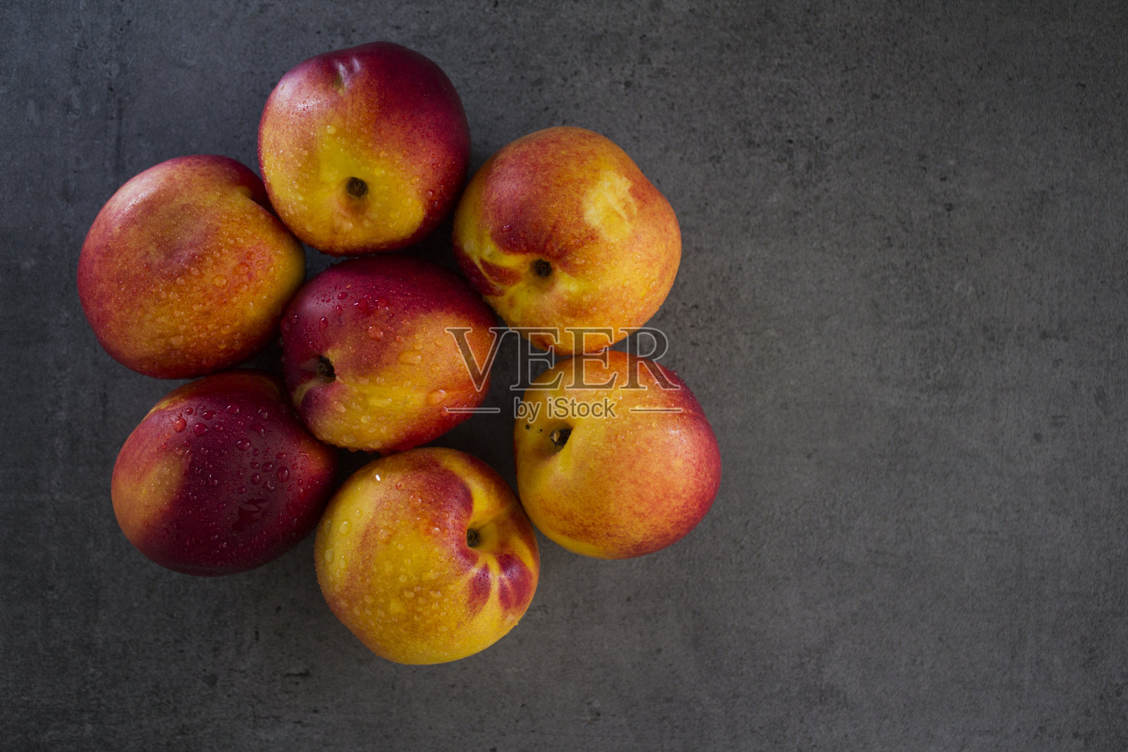 桌上的多汁油桃照片摄影图片