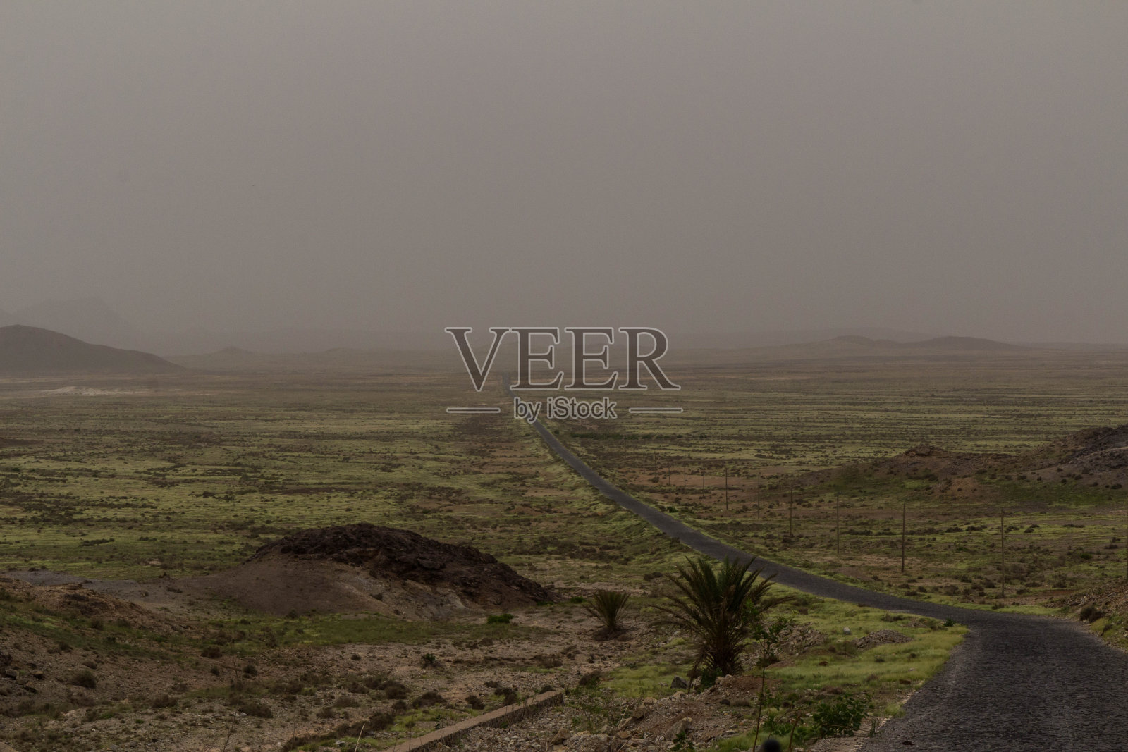 这是佛得角博阿维斯塔岛上的“布伦纳帕斯”山路。照片摄影图片