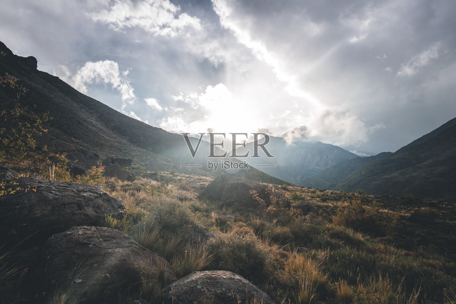 黄昏时分门多萨的安第斯山脉照片摄影图片