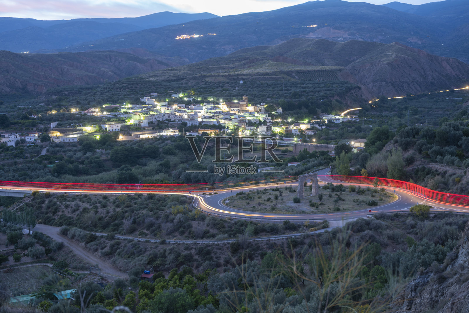 装饰性的渡槽在环形公路上照片摄影图片