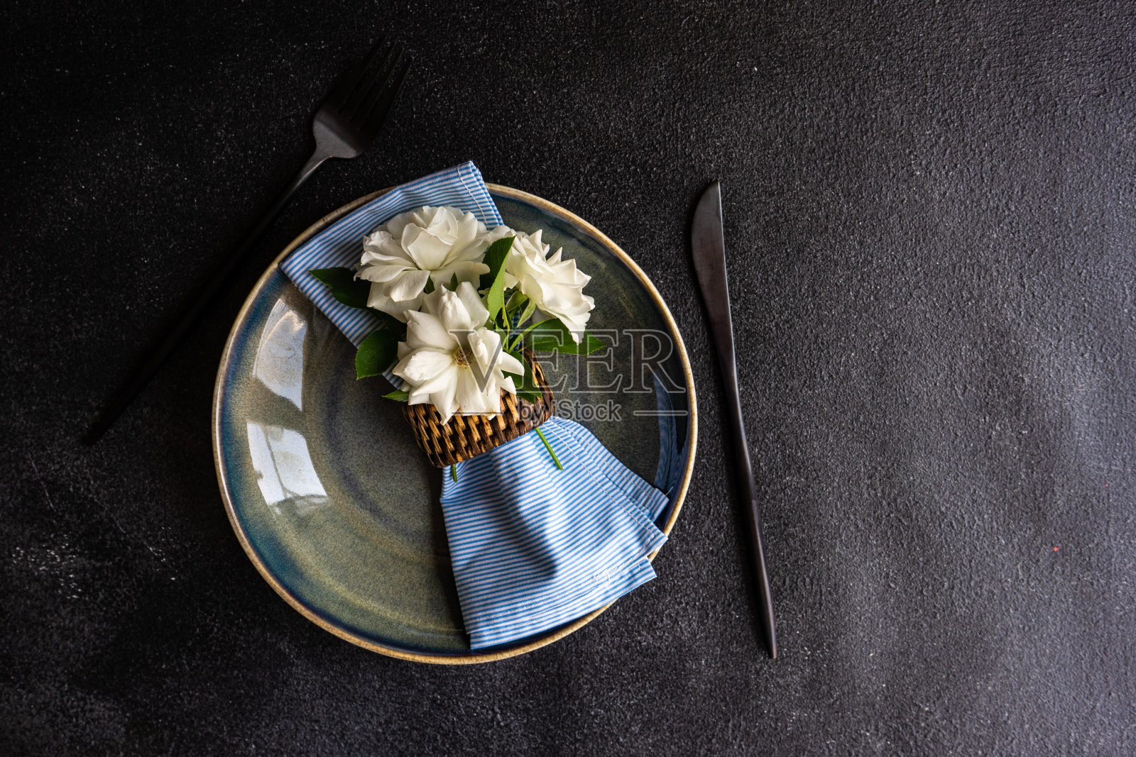 简约的餐桌设置与白玫瑰照片摄影图片