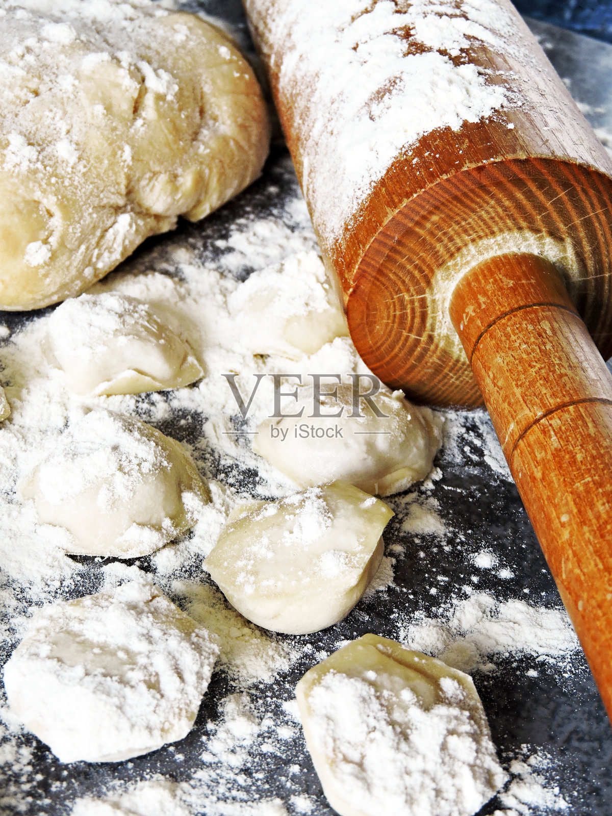 煮饺子。生饺子，生面团，面粉。照片摄影图片