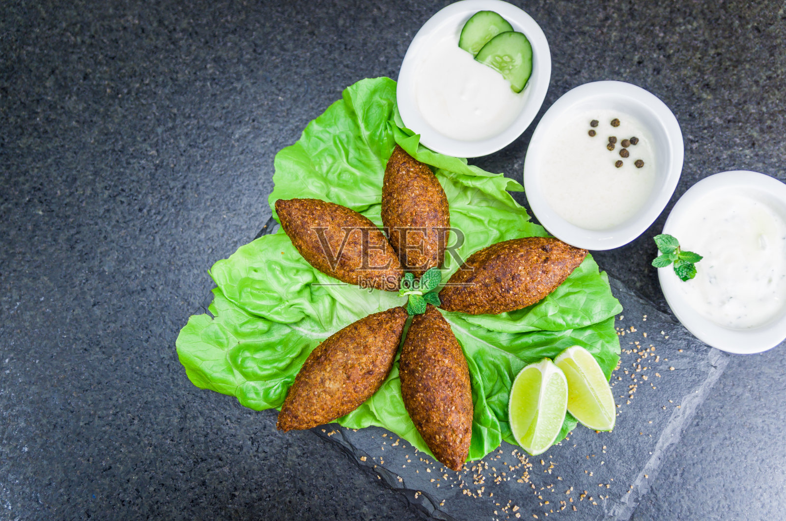 美味的黎巴嫩(阿拉伯)食物，kibbeh (kibe)在黑色板岩和花岗岩背景。照片摄影图片