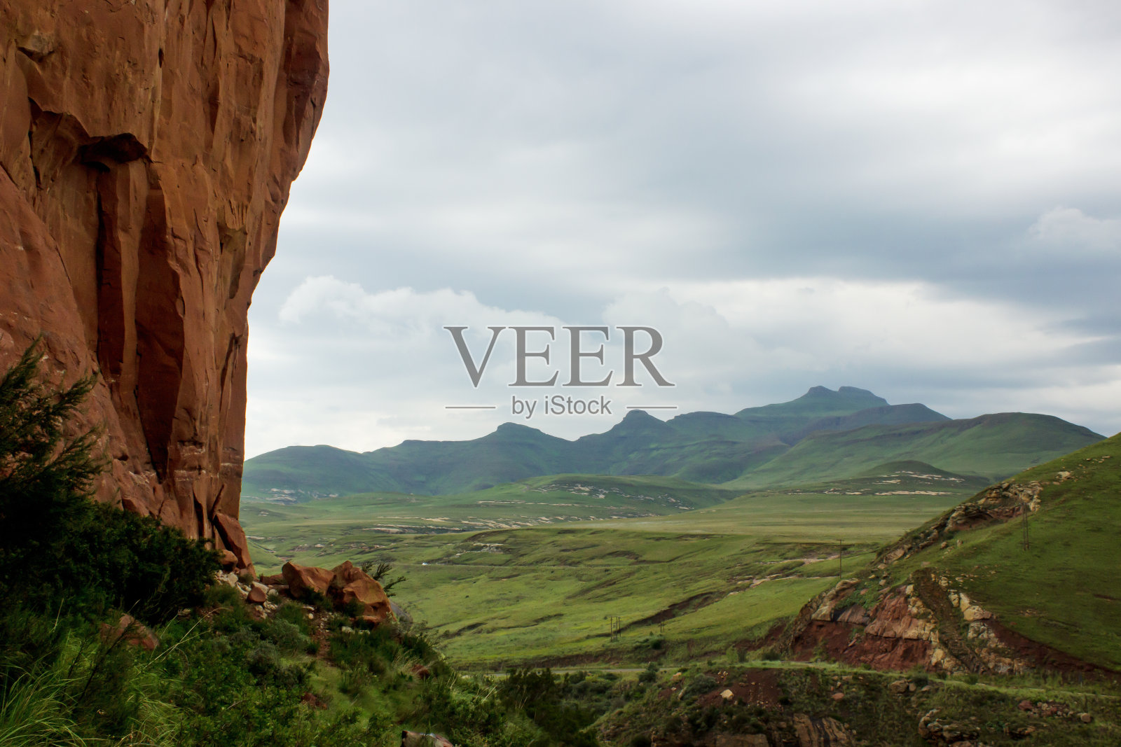 在南非金门国家公园的一场夏季风暴来临之前，阿尔斯科普将军被砂岩悬崖和Dolerite堤围了起来照片摄影图片