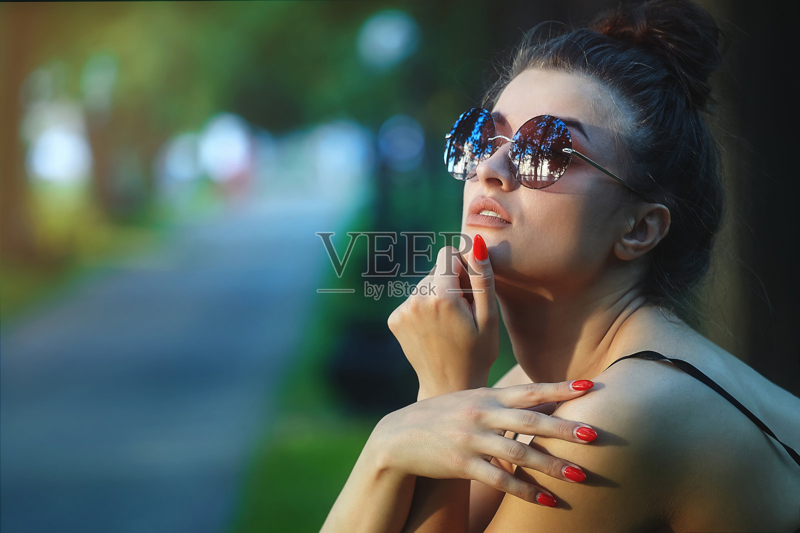 一个可爱的白人模特看着镜头的脸的特写照片摄影图片