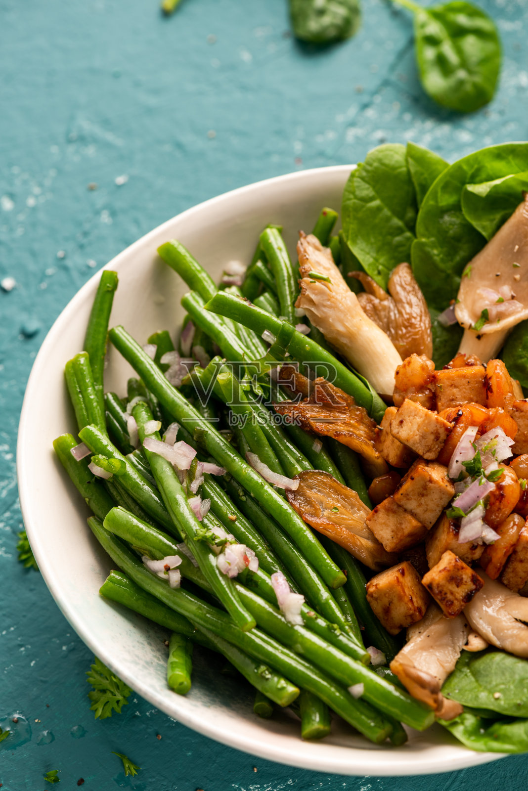 青豆配牡蛎蘑菇碗。健康的食物照片摄影图片