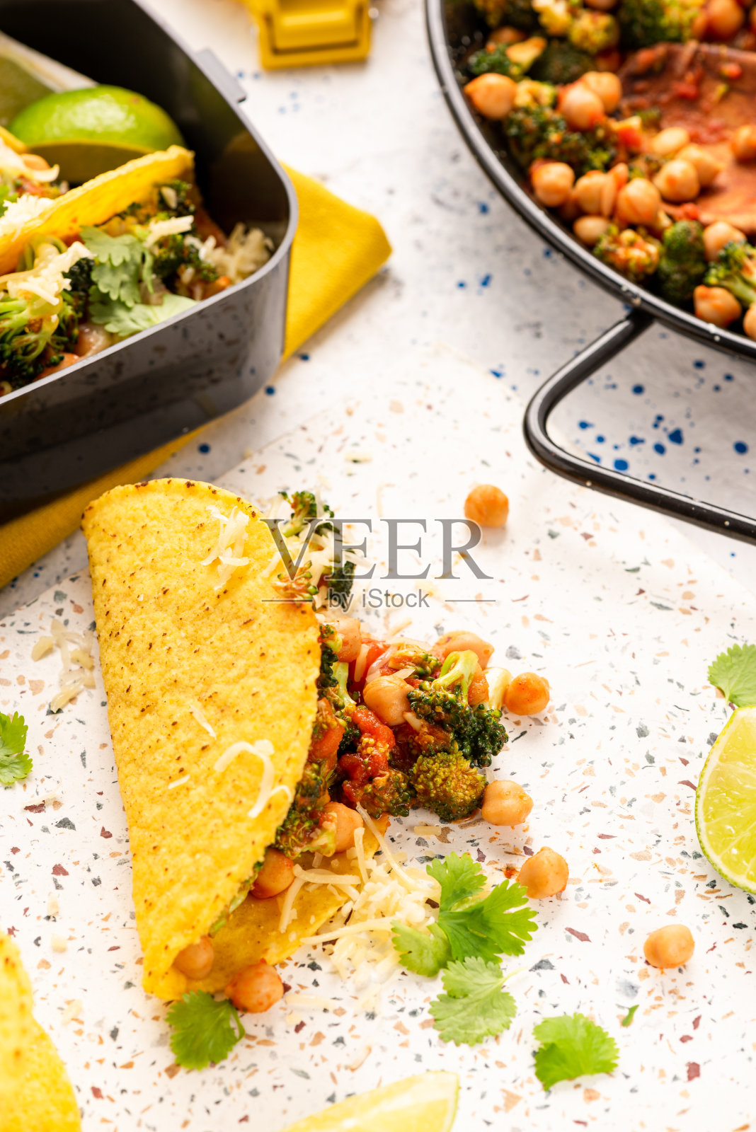 墨西哥素食玉米卷配西兰花。外卖午餐盒照片摄影图片