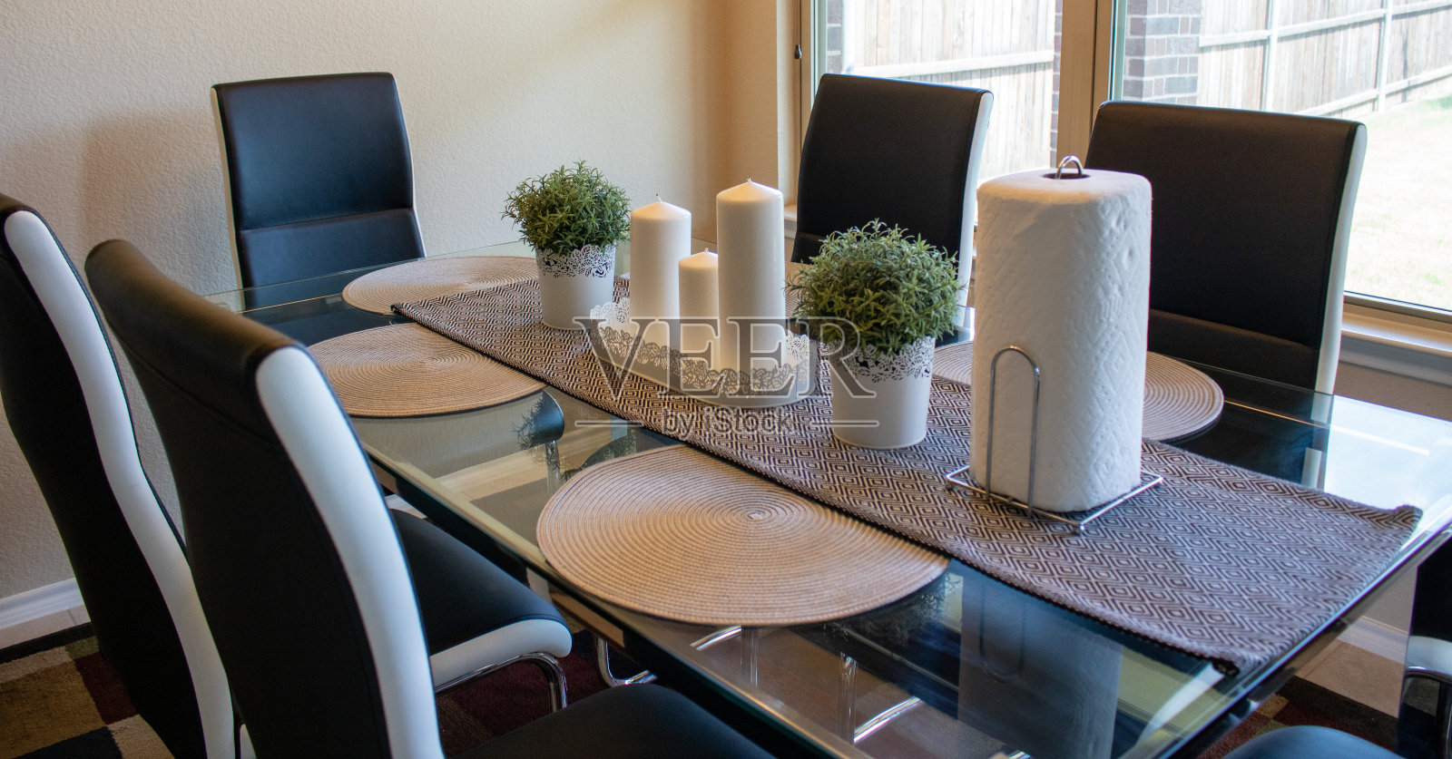 用白色蜡烛装饰的餐桌，在灰色的藤条上布置了盆栽照片摄影图片