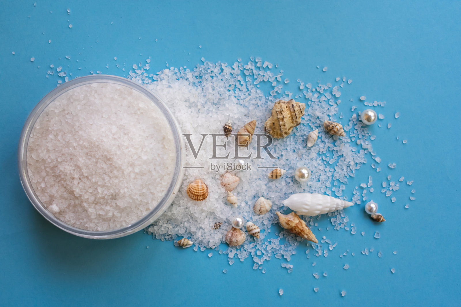 海盐用于蓝色背景和海贝的去角质照片摄影图片