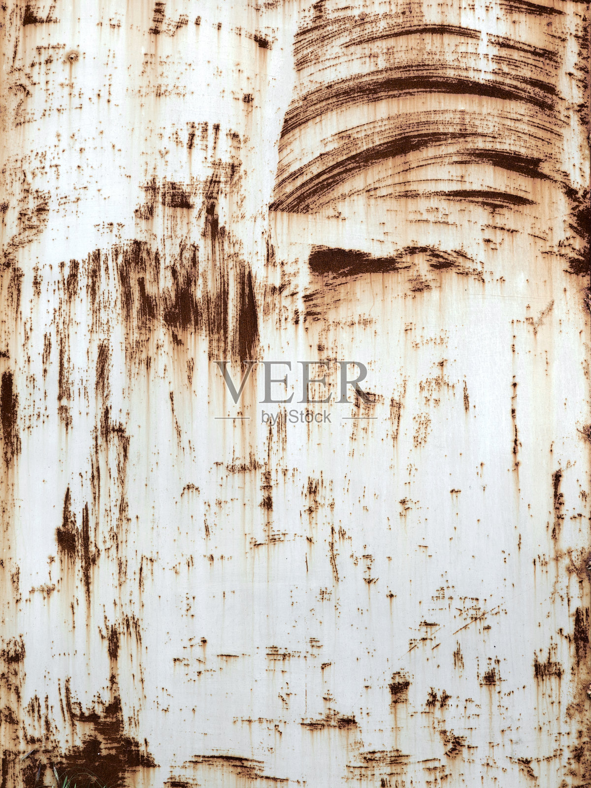 创造性的背景生锈的金属，油漆灰色油漆不小心与残存的撕纸。丑的金属表面。伟大的背景或纹理为您的项目。照片摄影图片