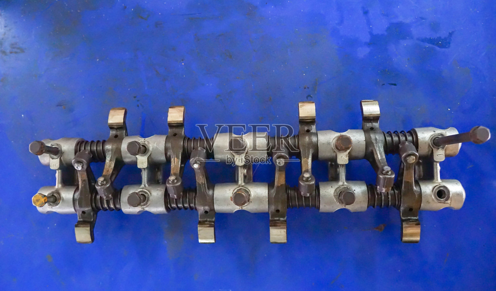 木制桌子上的旧齿轮和旧螺母照片摄影图片