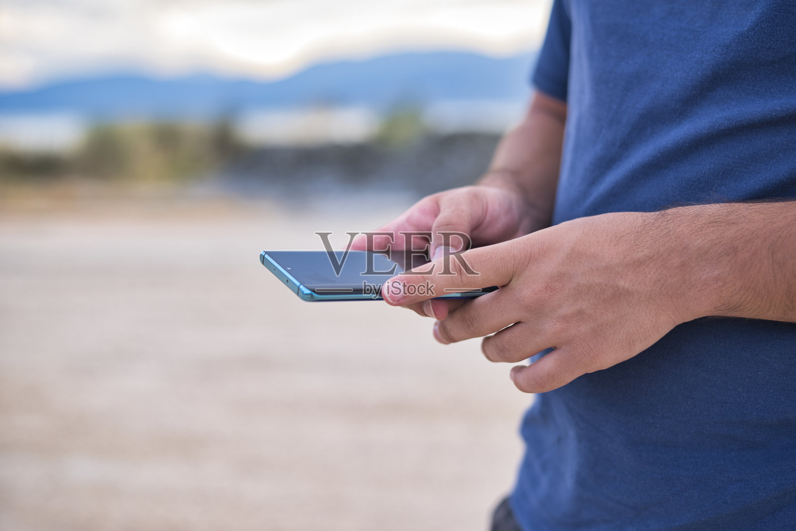 在城市环境中使用手机的青少年男孩照片摄影图片