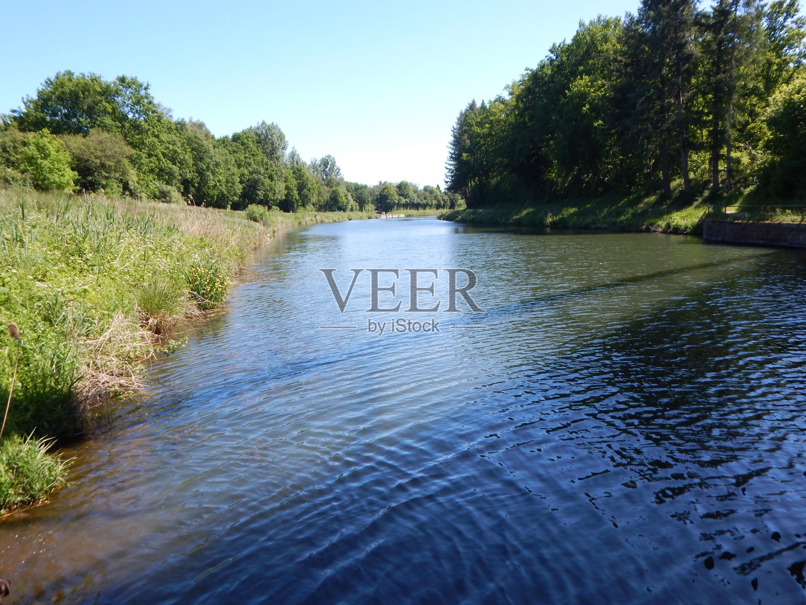 Mölln附近的旧金属溜冰场桥照片摄影图片