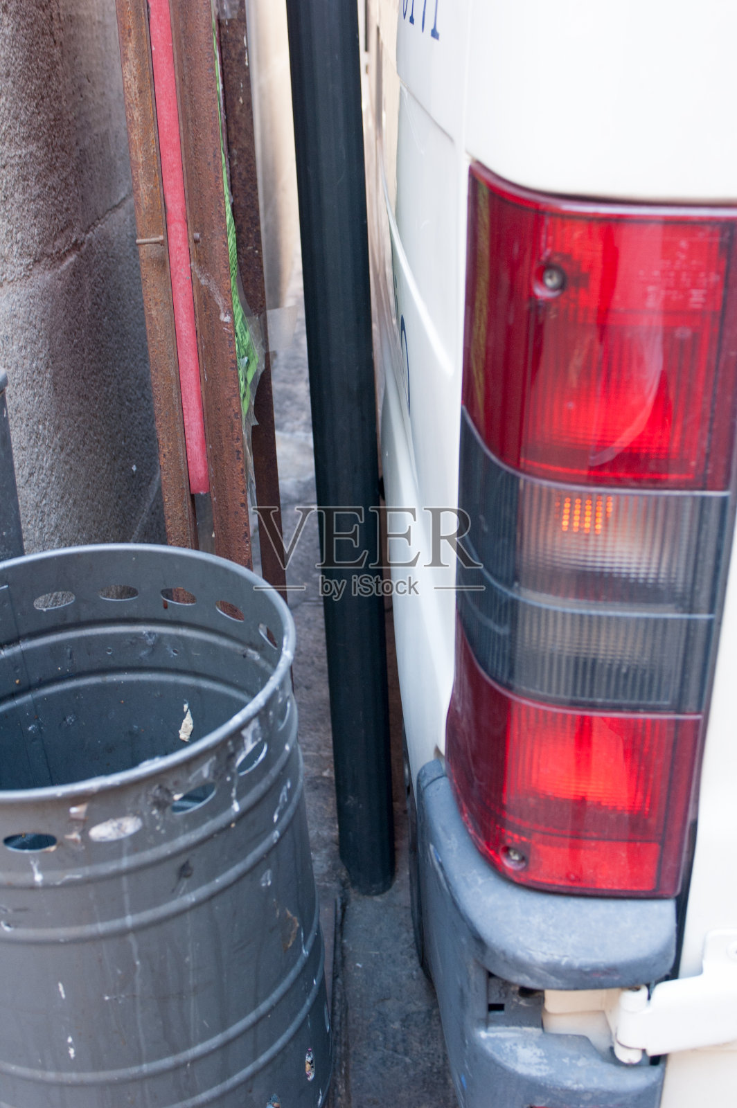 货车就停在房子墙边的黑色管道旁边照片摄影图片