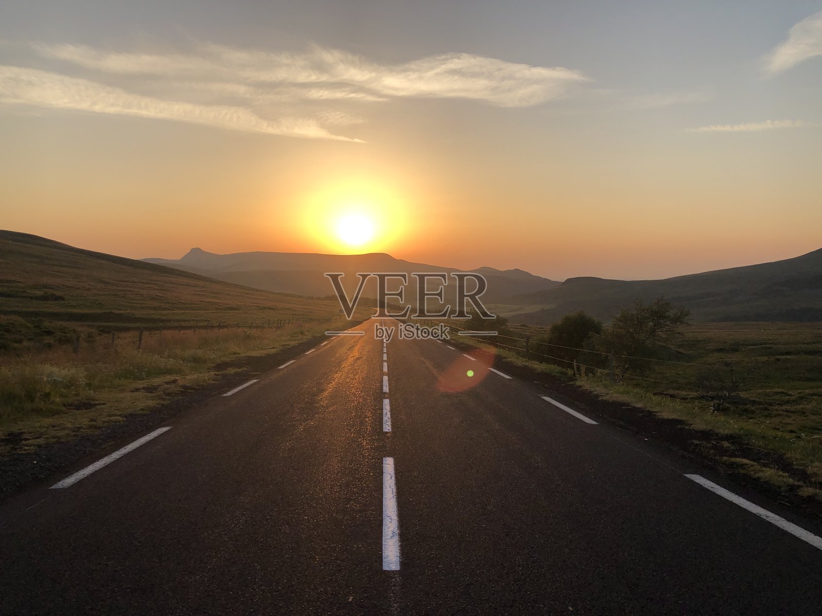 路上的日落照片摄影图片