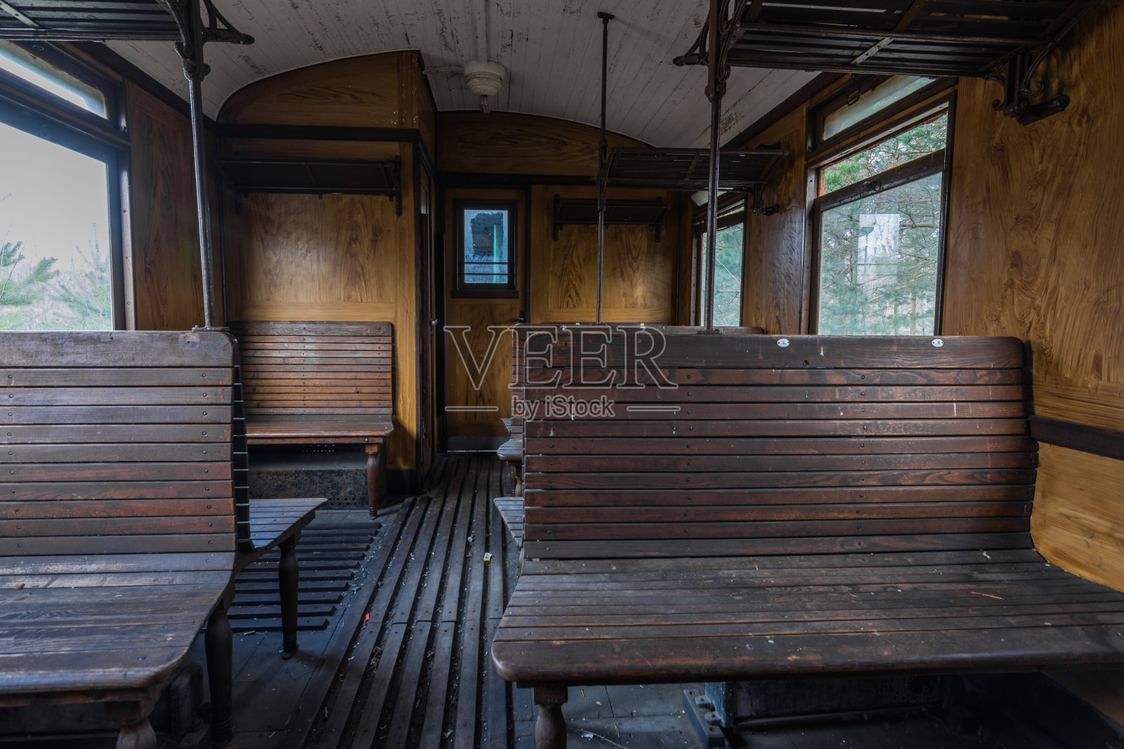 装有木条的火车车厢照片摄影图片