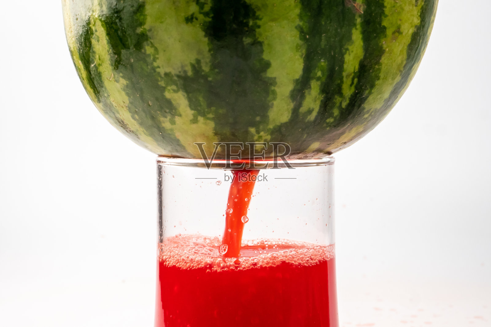 一种清爽的夏季饮料西瓜汁。照片摄影图片