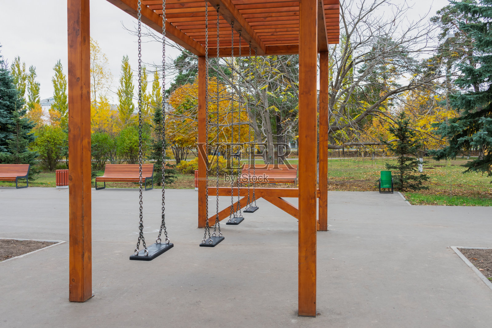 在隔离期间或学期开始或结束时，操场上荡秋千。抛弃、悲伤、孤独或抑郁的概念。从秋千上掉下来会受伤，很危险照片摄影图片