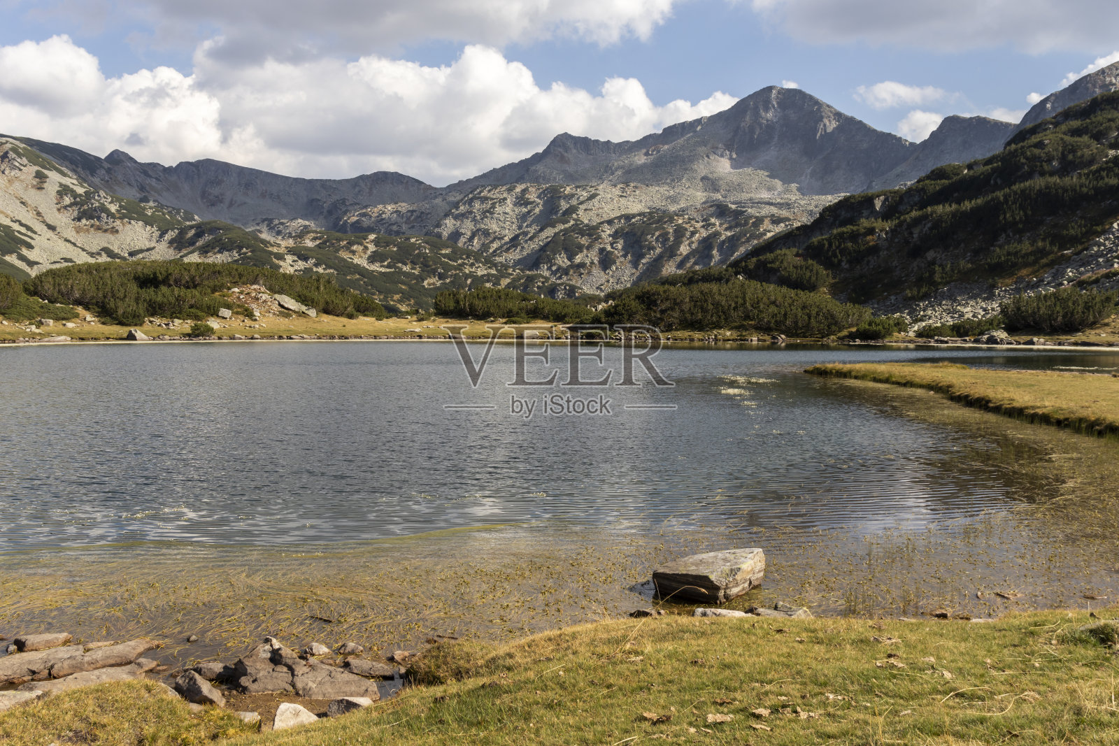 保加利亚皮林山的穆拉托沃湖照片摄影图片