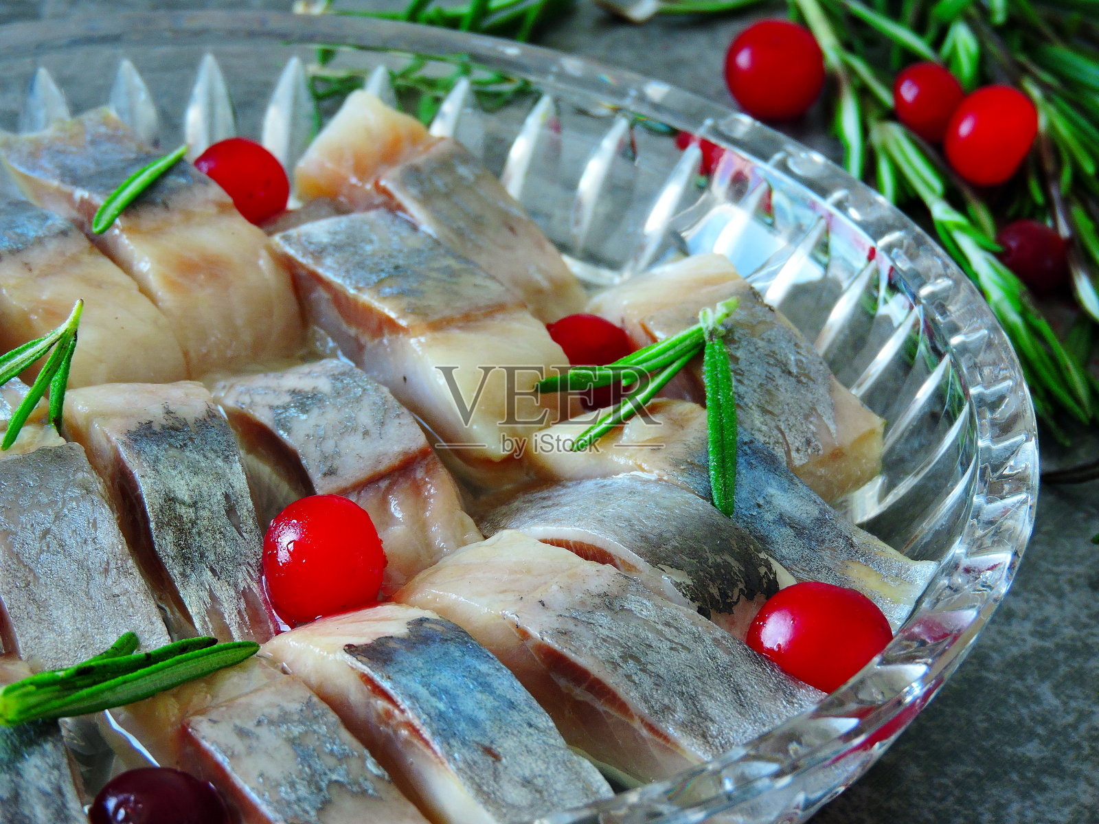 挪威鲱鱼。蔓越莓，柠檬和迷迭香。照片摄影图片