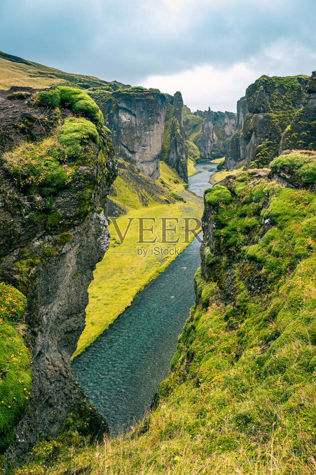 Fjaðrárgljúfur峡谷-瀑布和河流-冰岛照片摄影图片