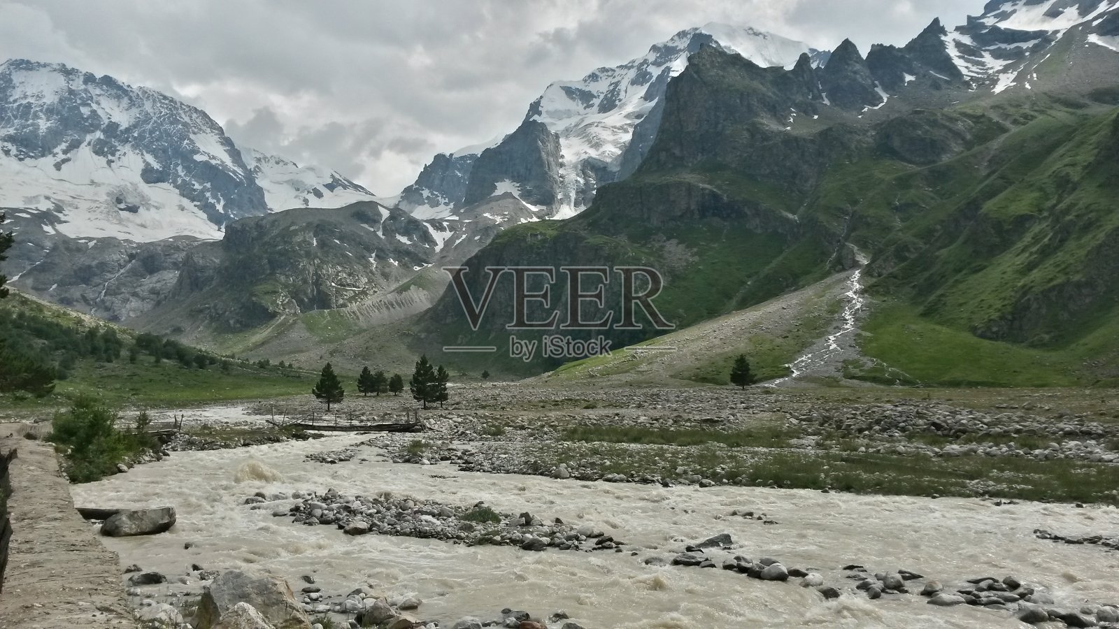 卡巴尔迪诺-巴尔卡里亚的山区河流照片摄影图片