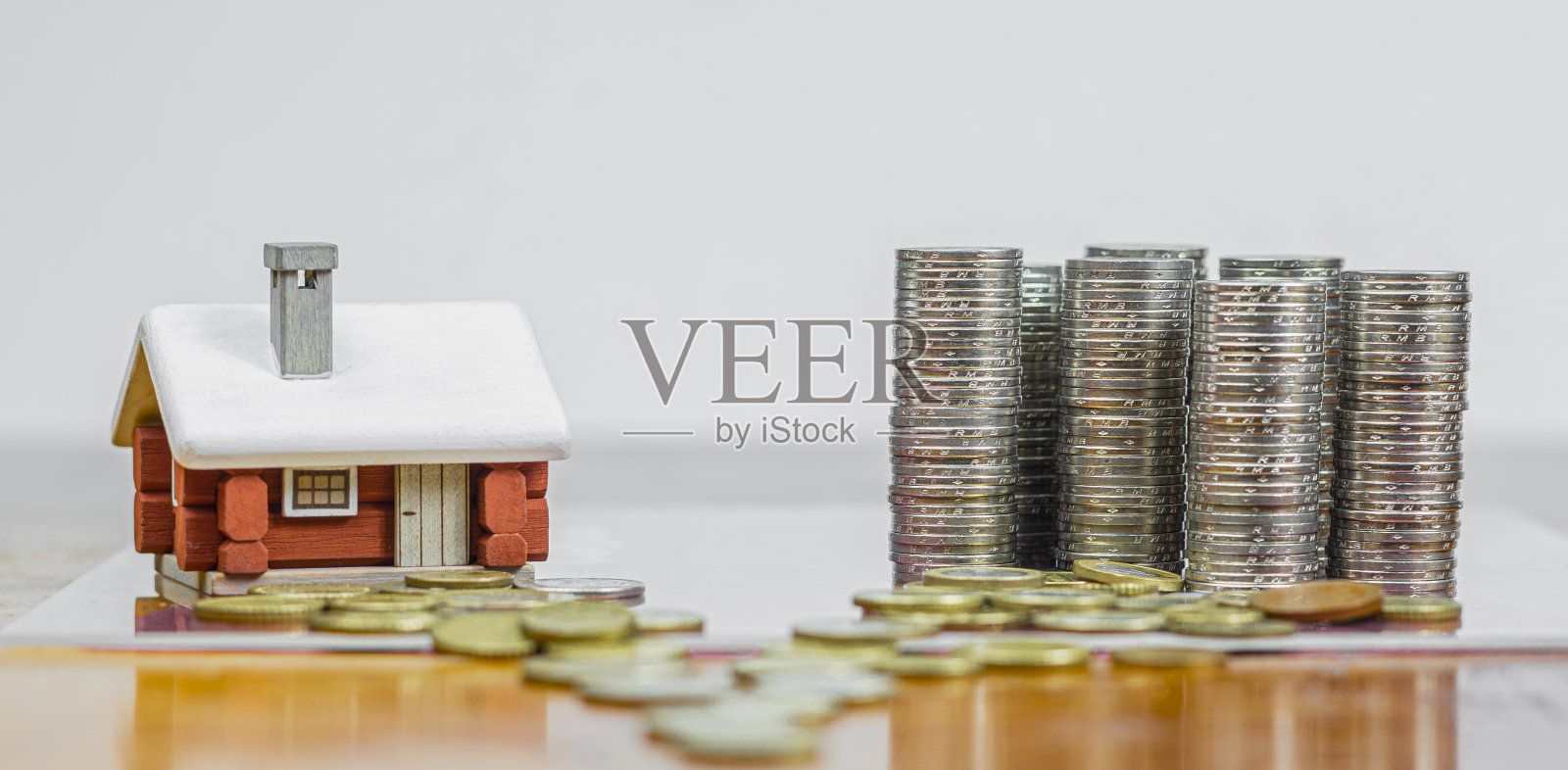 斯堪的那维亚式购物车房屋模型，具有白色的背景，房地产开发或省钱的概念。照片摄影图片