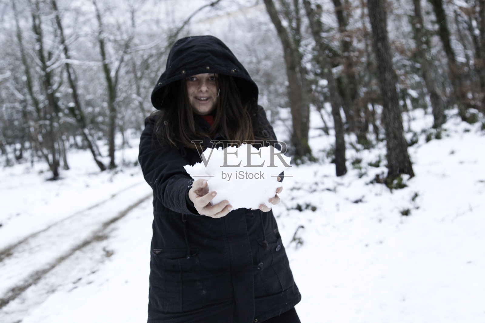 下雪的森林的女人照片摄影图片