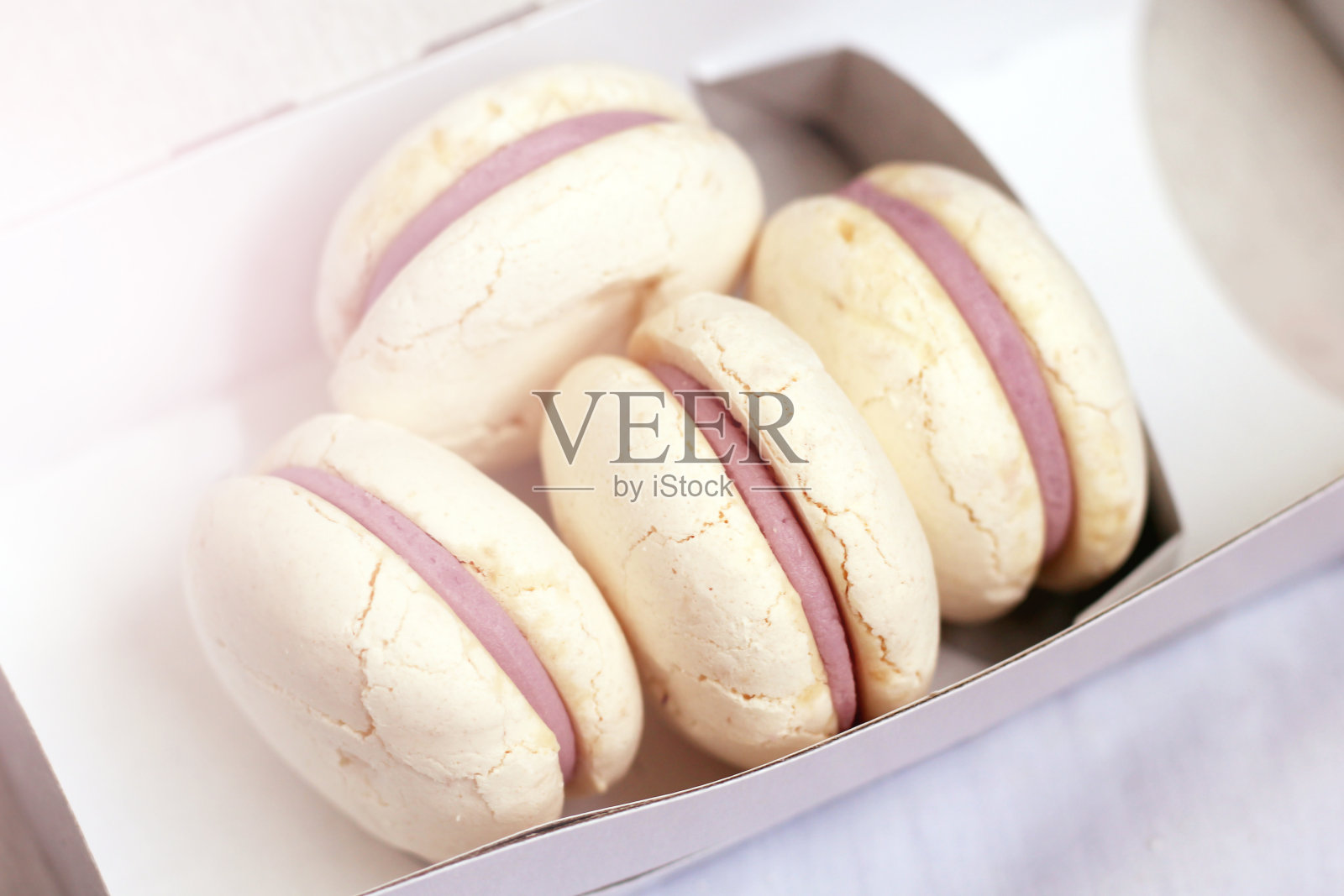 纸盒里的白色蛋白杏仁饼，甜点。照片摄影图片