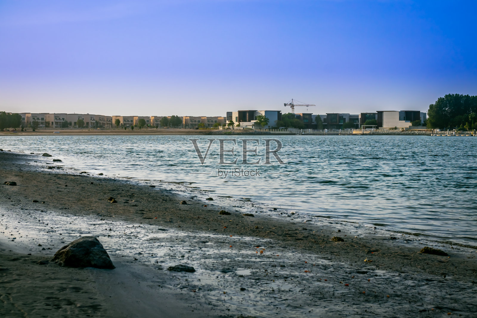 阿布扎比军官俱乐部，滨海路视角照片摄影图片