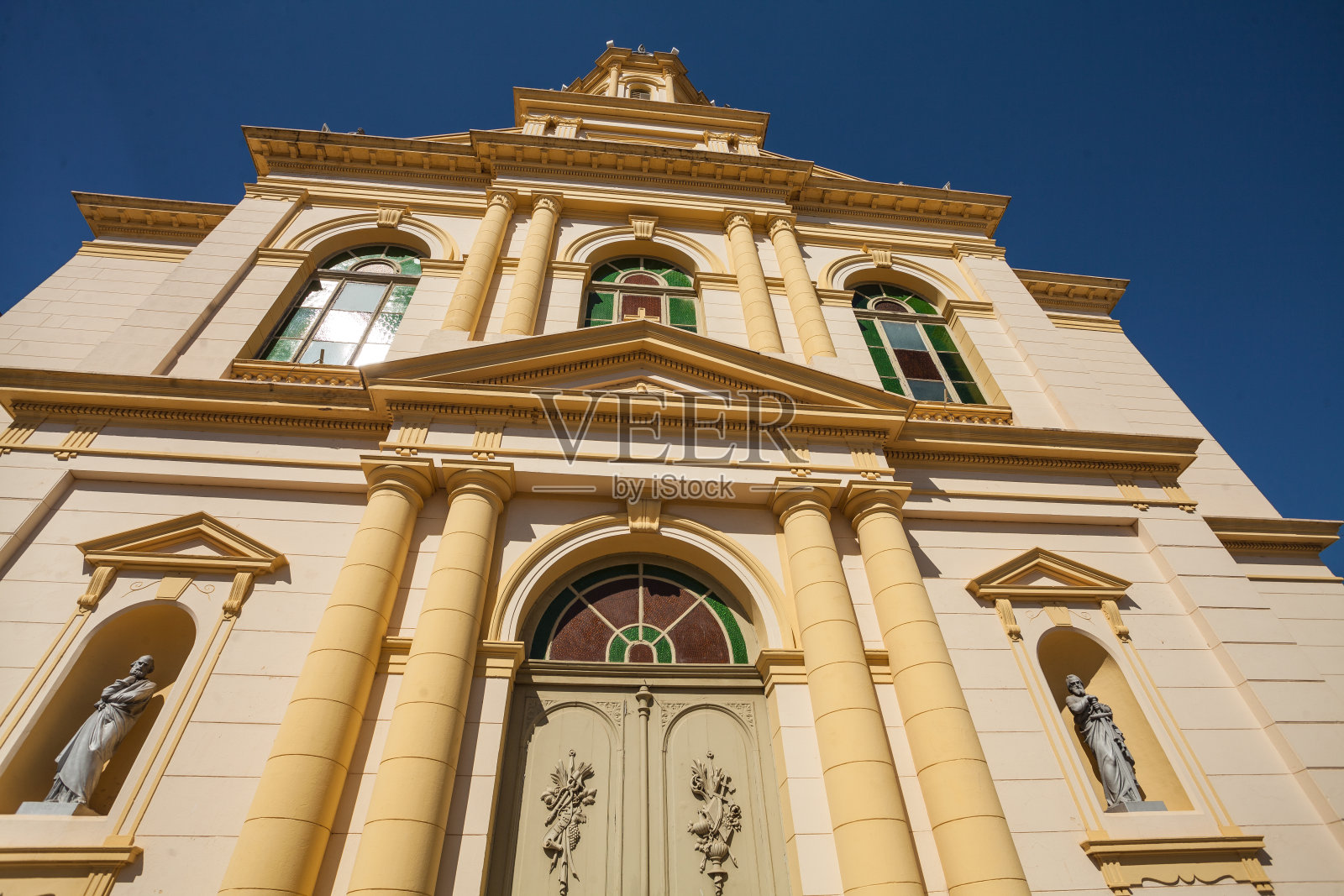 古色古香的教堂，外观广角，有蔚蓝的天空照片摄影图片