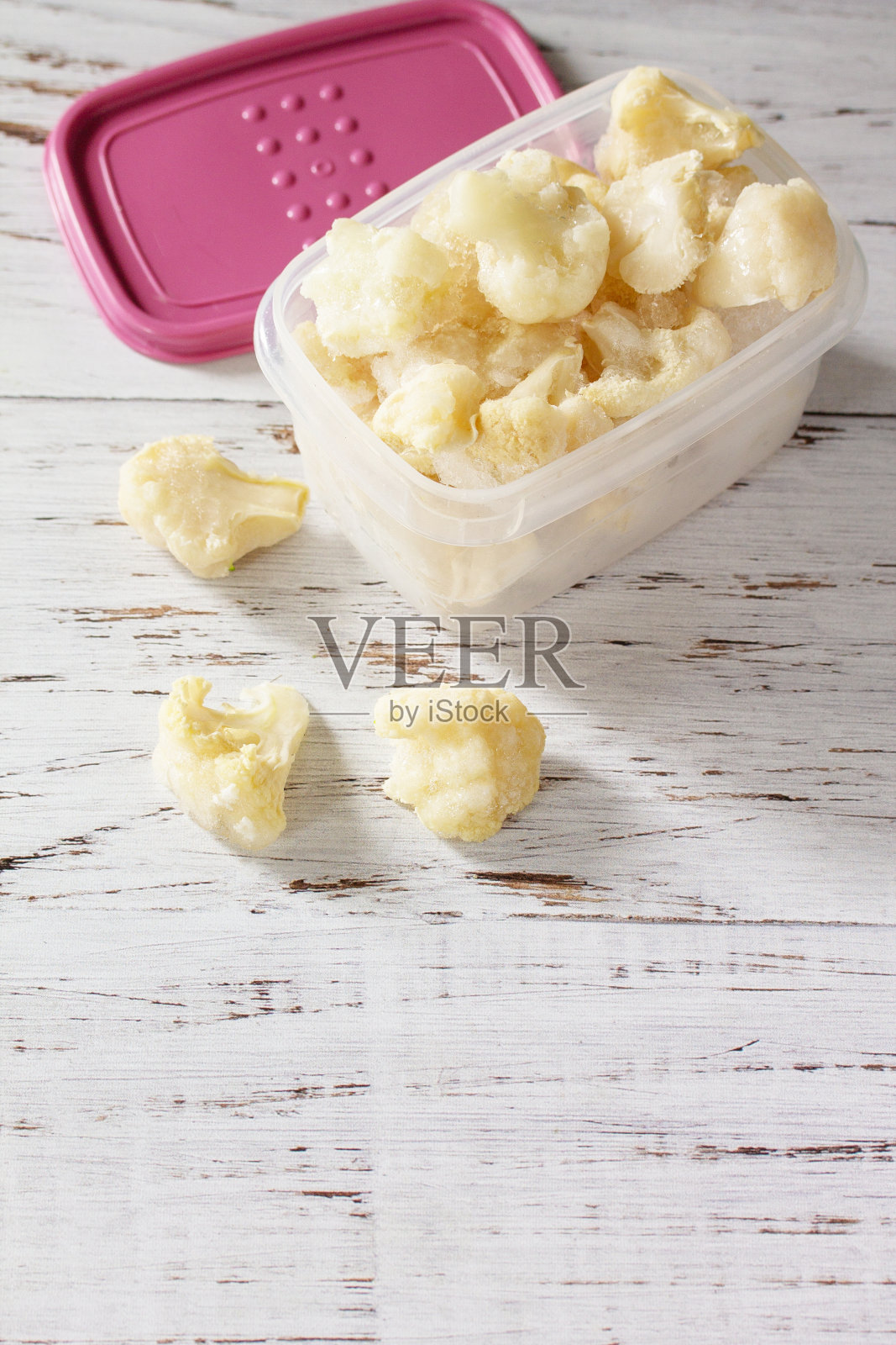 冬天的健康冷冻食品。冷冻花椰菜容器。照片摄影图片