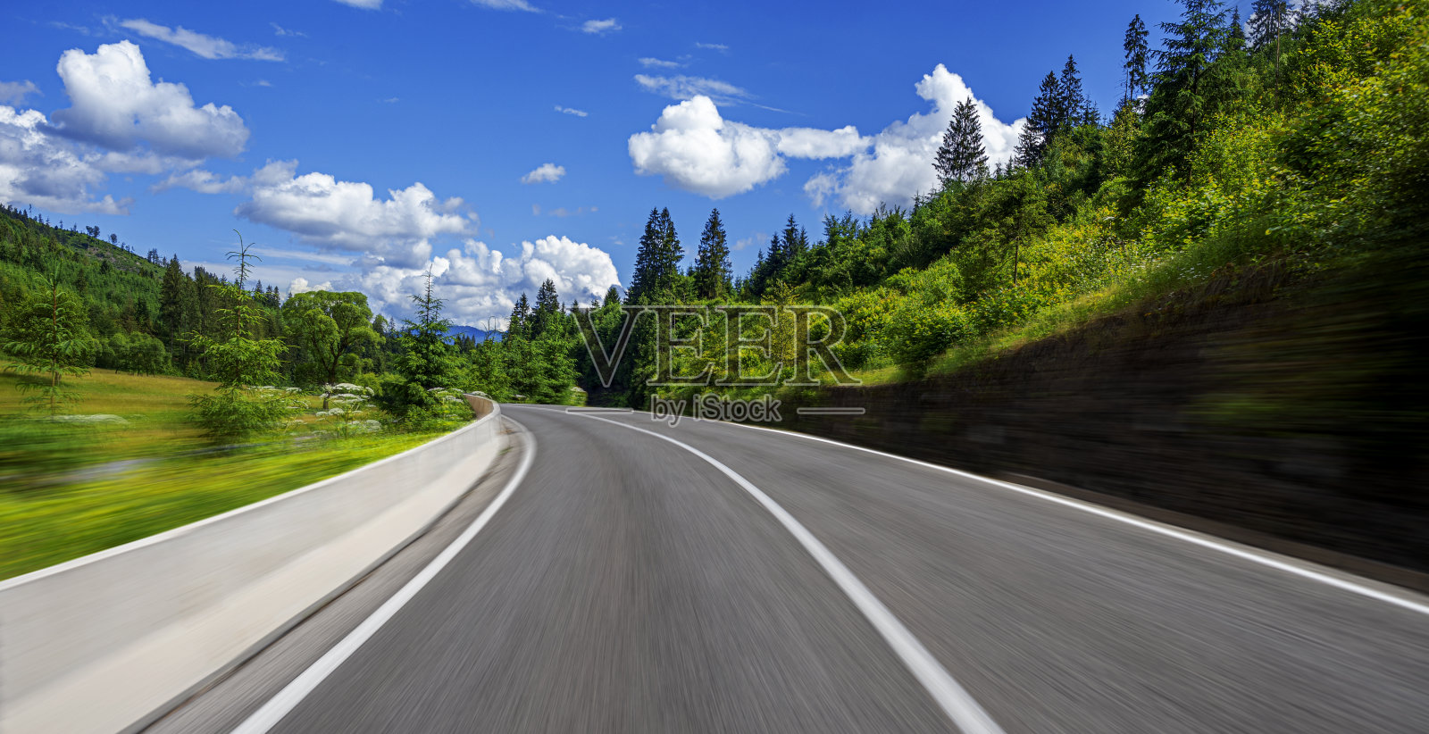 蓝天下的高山公路。照片摄影图片