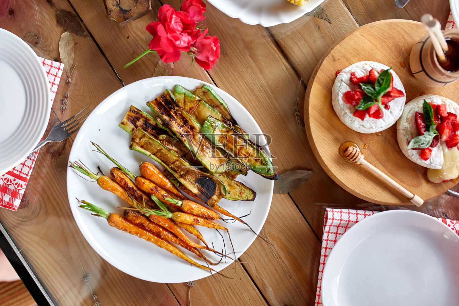 餐桌上有烤肉、烤蔬菜、酱汁和柠檬水，应有尽有照片摄影图片