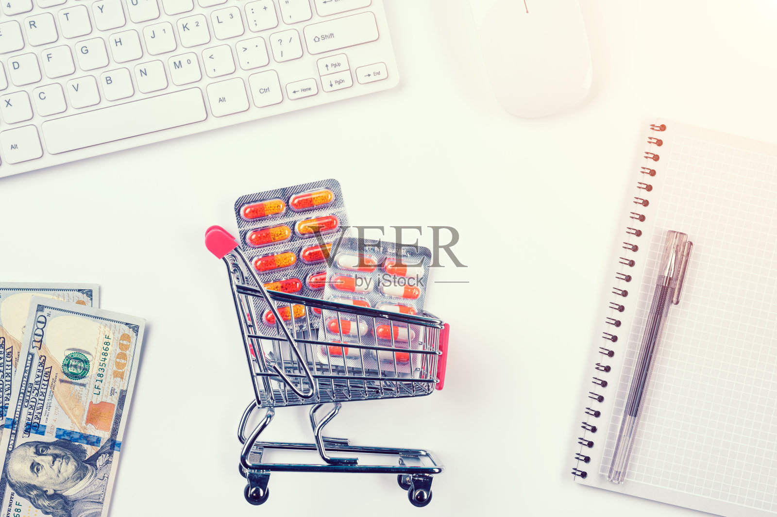 网上药店购物概念。现代医生的工作空间。照片摄影图片