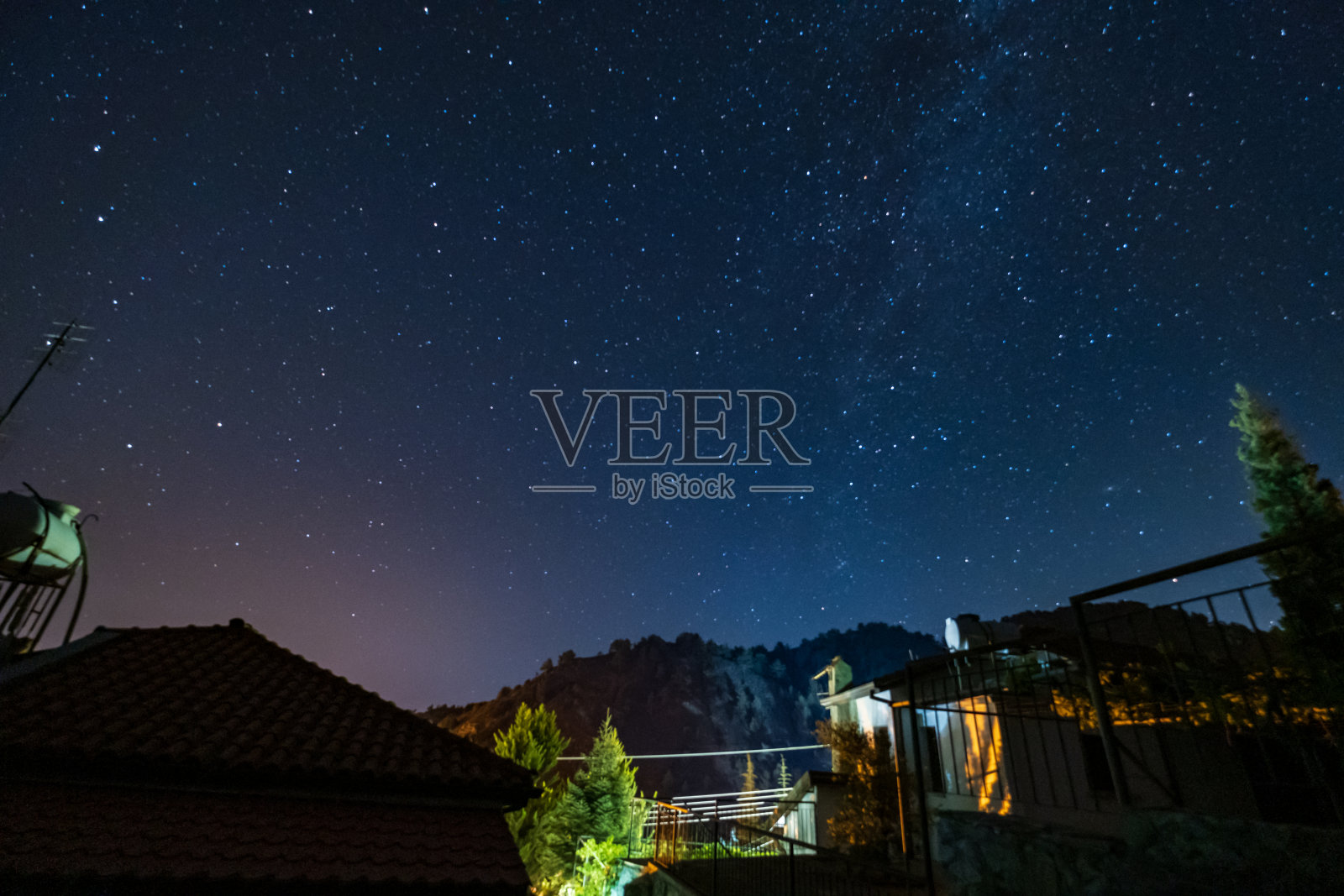 森林上空的星星和银河还有特鲁多斯山上的房子照片摄影图片