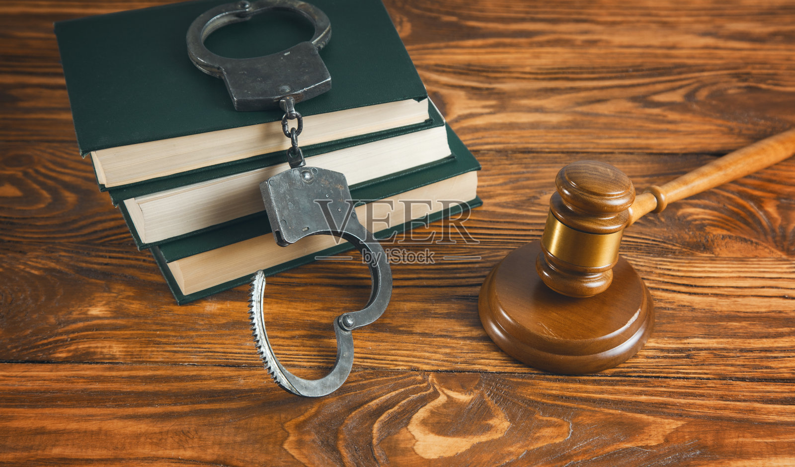 法官和手铐的书照片摄影图片