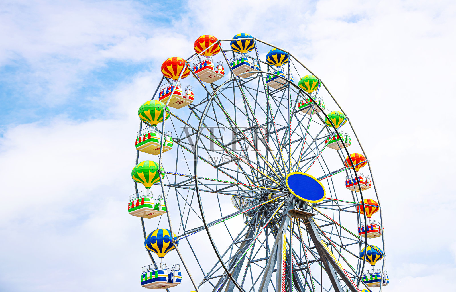 摩天轮对着天空。照片摄影图片