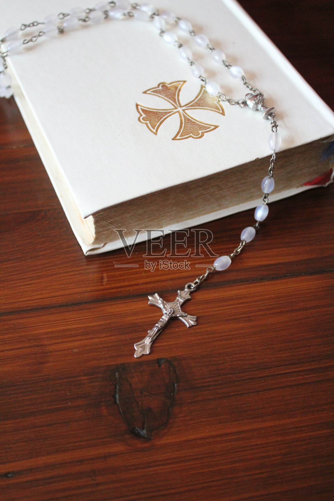 圣经和念珠为天主教祈祷背景与拷贝空间-库存照片照片摄影图片