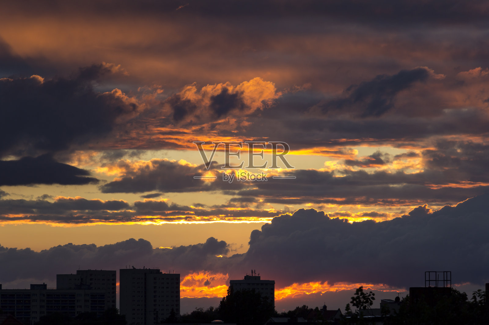 夏天的夜晚，在波茨坦-巴伯尔斯堡。日落在深夜。照片摄影图片