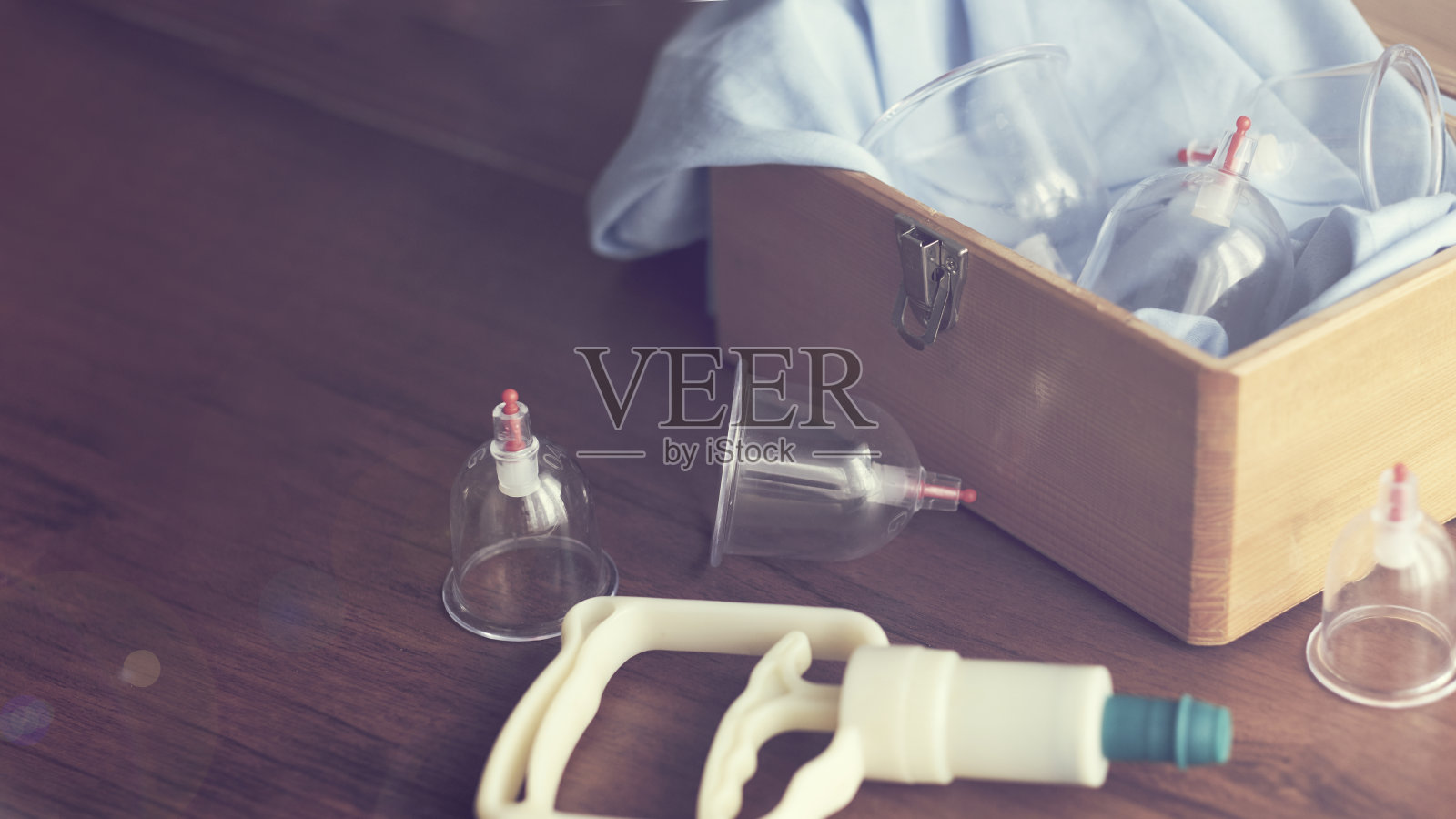 真空疗法。杯按摩。Hijama。中医室内诊所。医疗卫生理念照片摄影图片